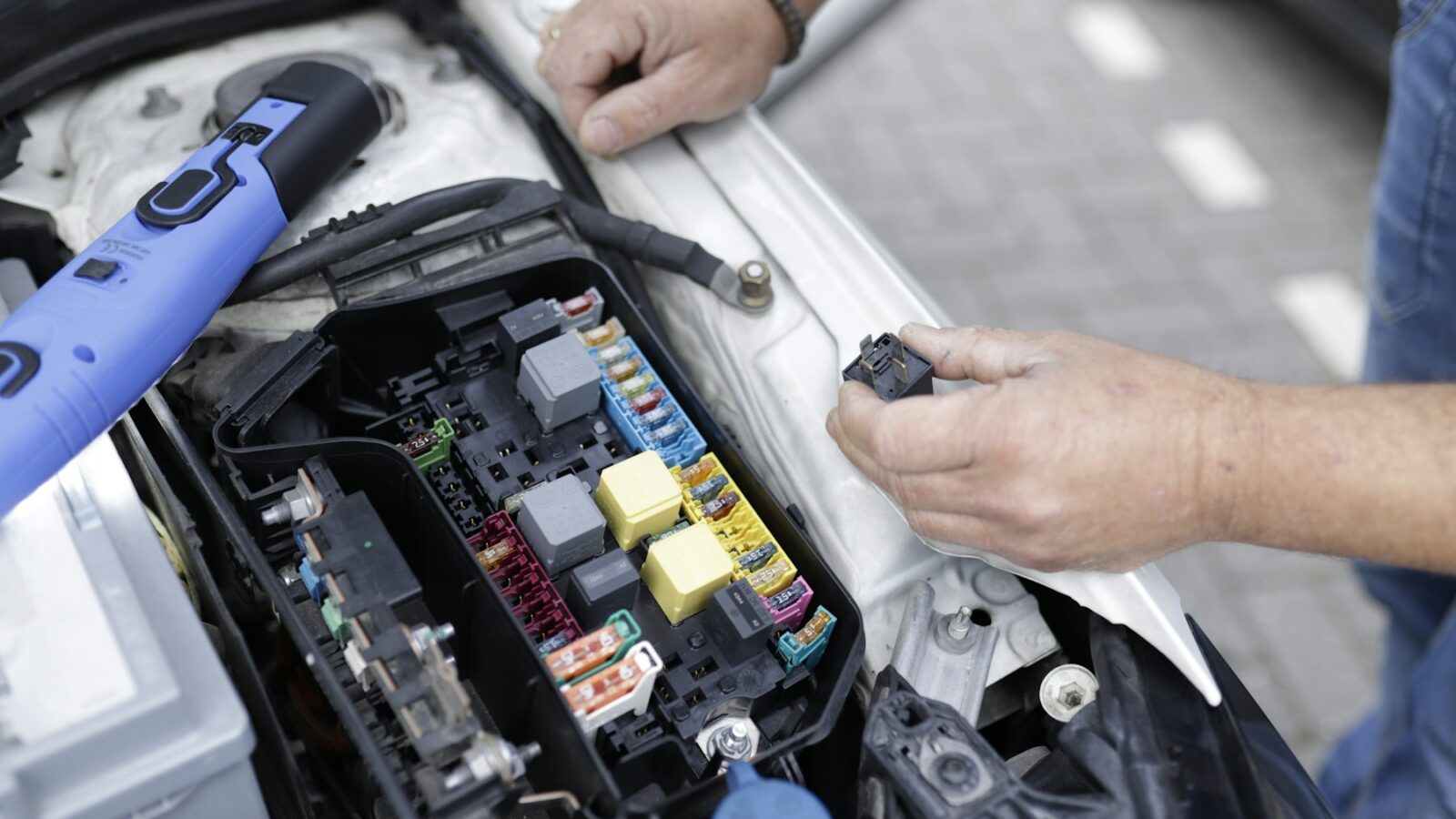 Mechanik pracujący przy silniku samochodu